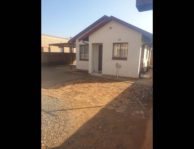 2 BEDROOM HOUSE FOR SALE IN MAHUBE VALLEY